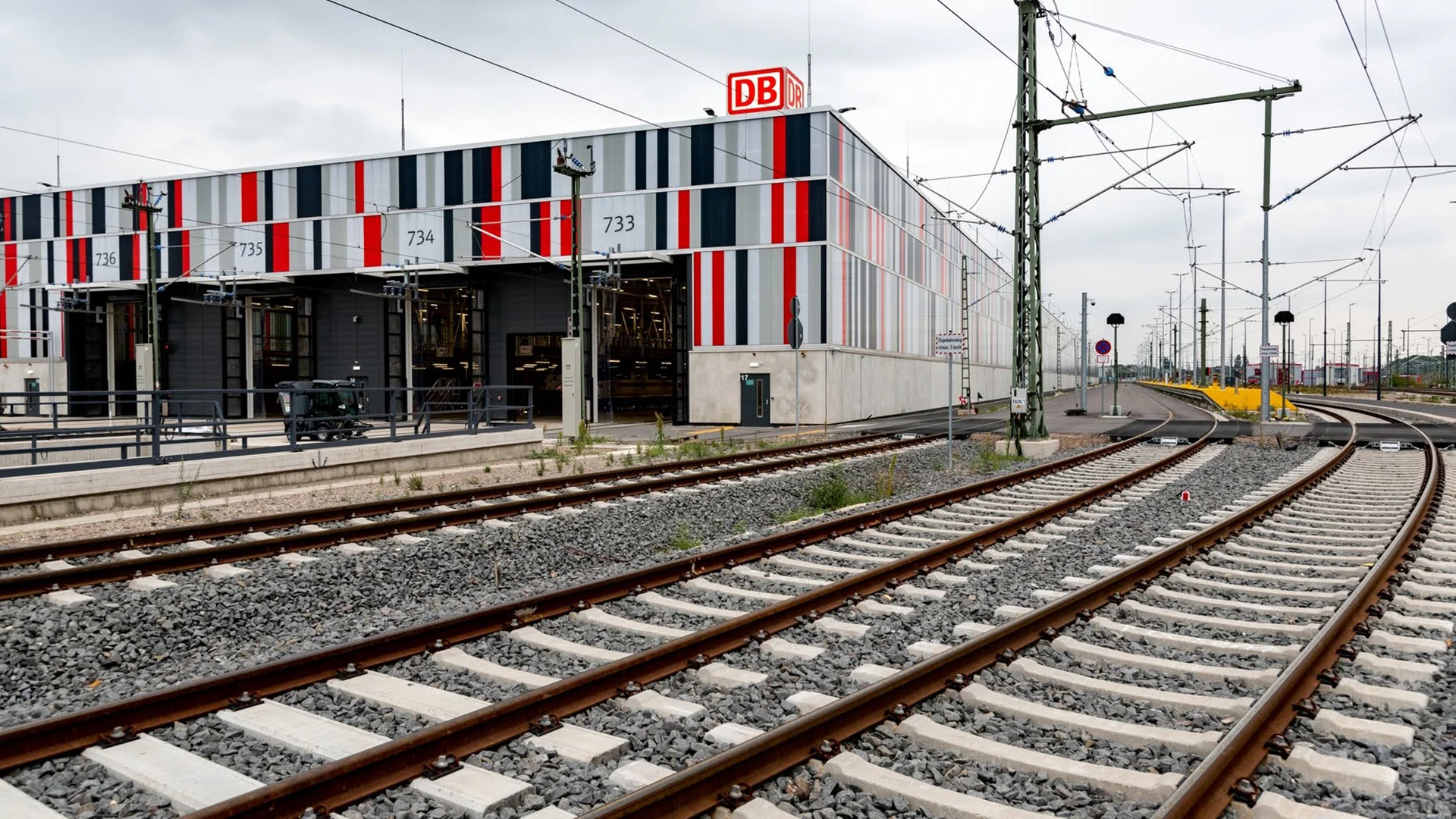 Modernes Instandhaltungswerk der Deutschen Bahn mit Gleisanlagen im Vordergrund – zeigt ai Consults Expertise in Planung, Bauüberwachung und Projektsteuerung von Infrastrukturprojekten.